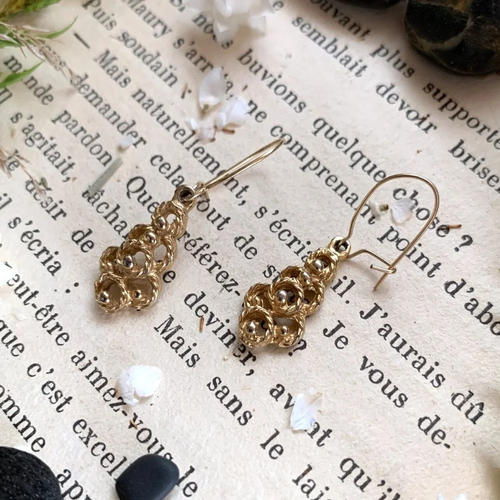 50's BAROQUE SCALLOPED ROPE LATTICE DANGLE EARRINGS - Picture 7 of 10